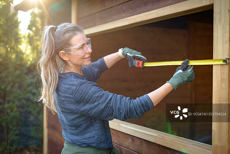 女人修理花园小屋图片素材
