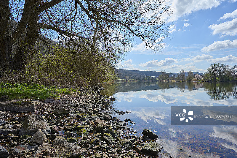 德国巴伐利亚弗兰肯施佩萨特克罗伊茨韦尔特海姆春季的美因河图片素材