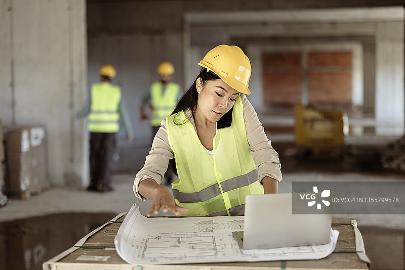 在建筑工地使用智能手机的女人图片素材