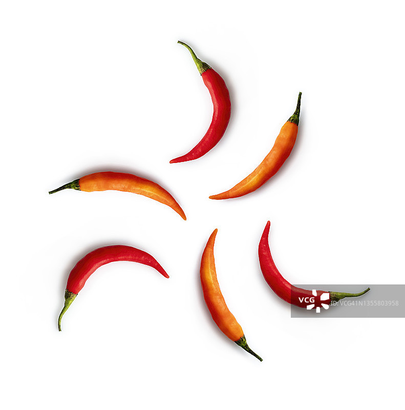 白色背景上的红色和橙色辣椒圆环图片素材