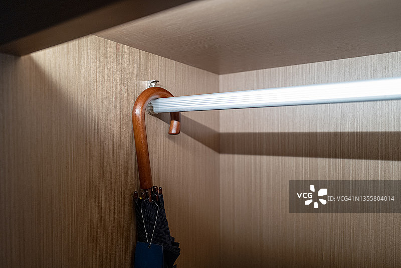 储物柜里的雨伞图片素材