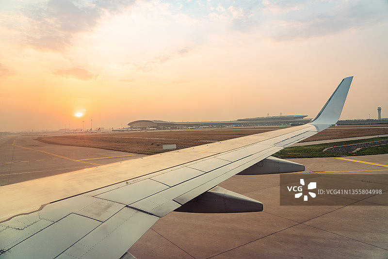 飞机降落在机场跑道上图片素材