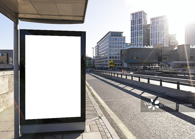 伦敦街头的空白数字广告牌公交站图片素材