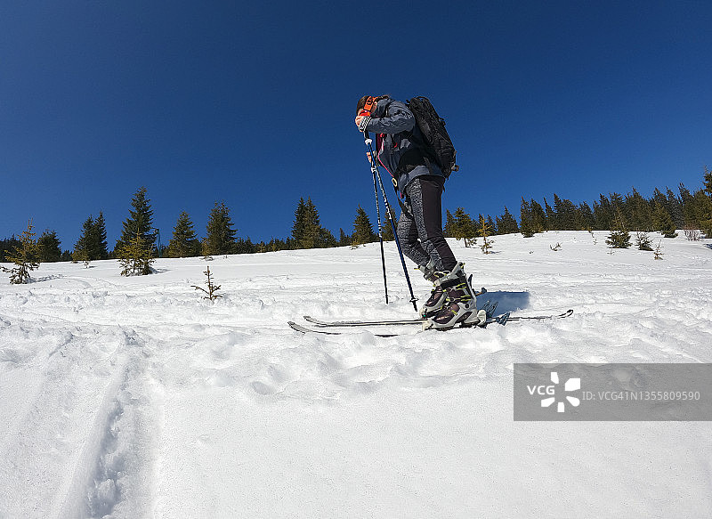 适合运动型女性的越野滑雪图片素材