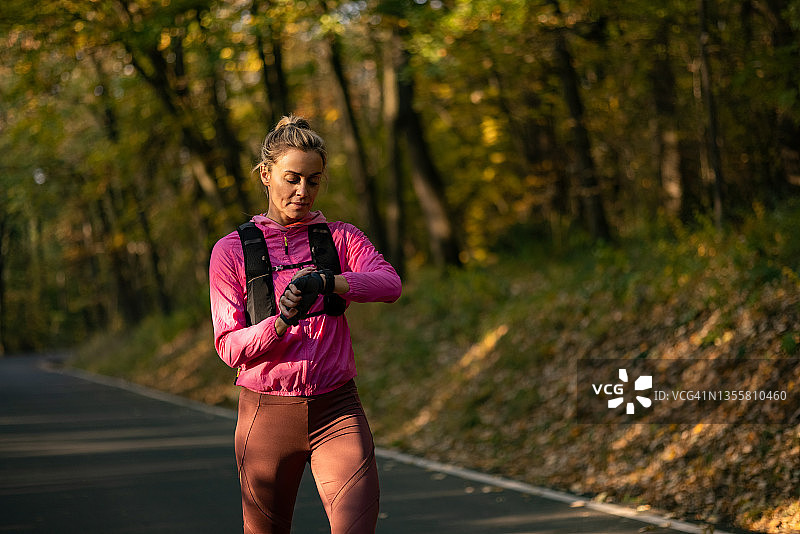 有魅力的白人女子在户外锻炼图片素材