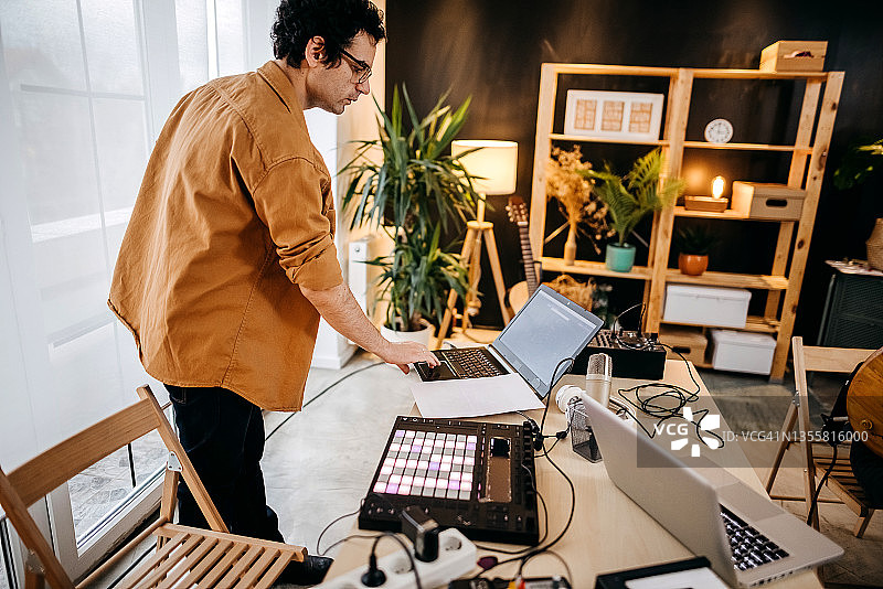 在录音中制作音乐的男艺术家图片素材