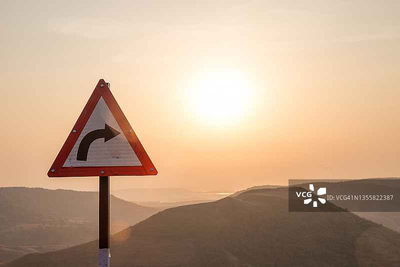 丘陵背景下的路标牌图片素材