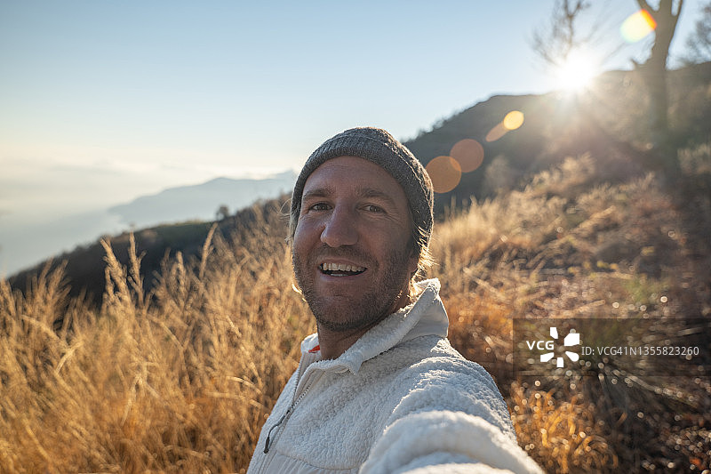 男人在日落时徒步自拍图片素材