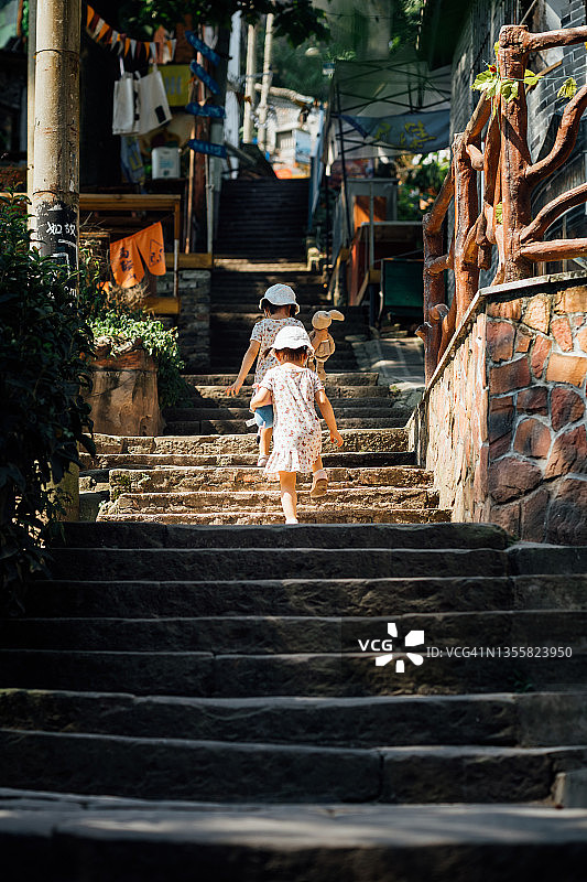 攀爬楼梯的双胞胎姐妹图片素材