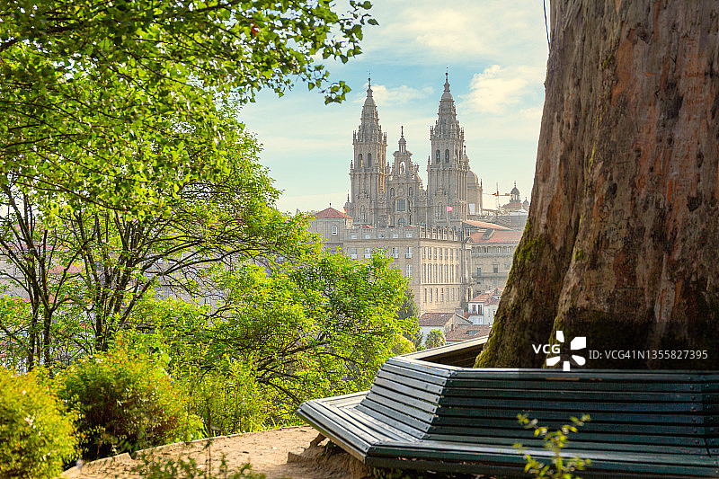 日出时分的西班牙加利西亚圣地亚哥-德孔波斯特拉大教堂图片素材