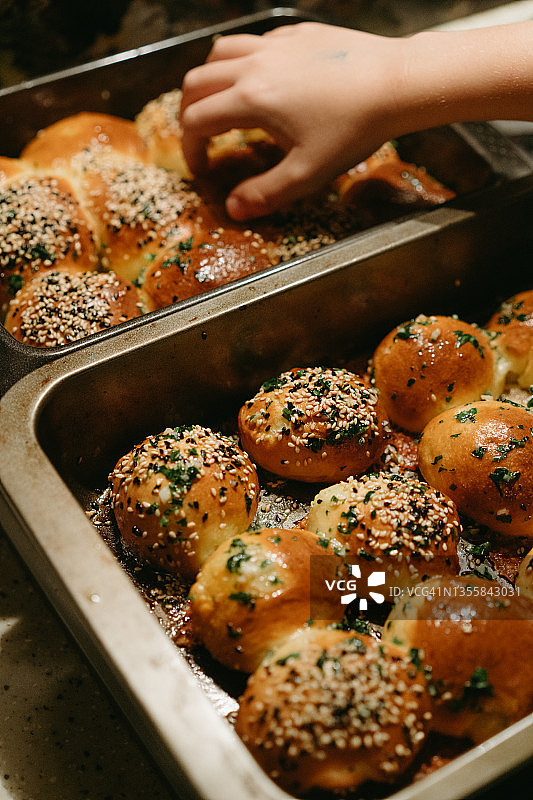 烤盘里的自制面包图片素材