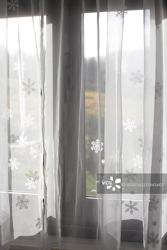 圣诞节橱窗贴纸与窗帘上的阴影图片素材