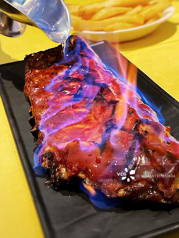 酒精燃烧的调味排骨图片素材