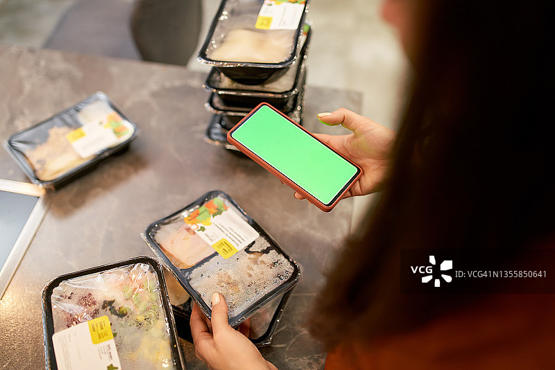 在集装箱附近使用智能手机的女人图片素材