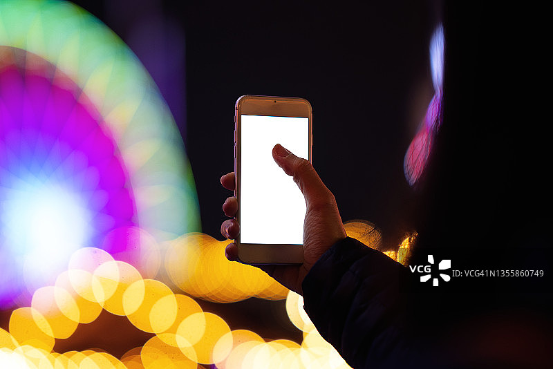 在游乐园拍照的女人图片素材