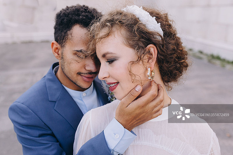 幸福微笑的新婚夫妇图片素材