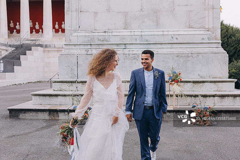 婚礼结束时新娘和新郎的画像图片素材