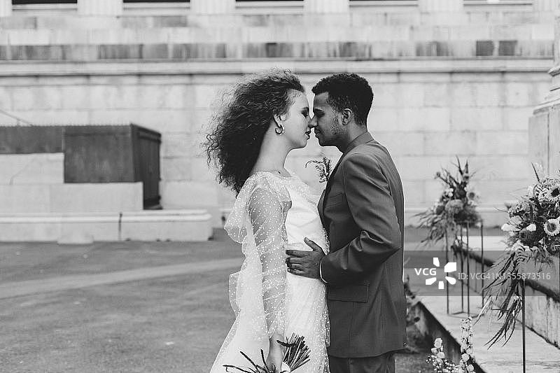 仪式后新婚夫妇的浪漫拥抱图片素材