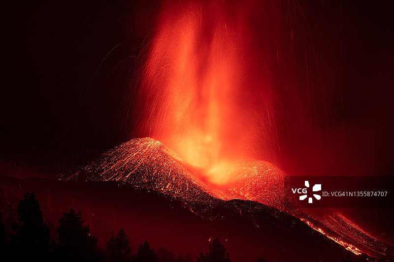 拉帕尔马火山爆发图片素材