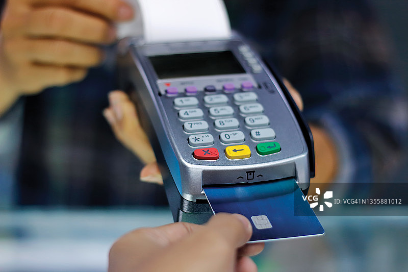 男人刷信用卡通过终端支付图片素材