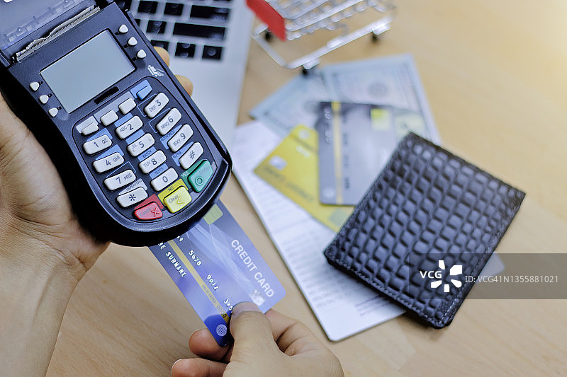 男人使用信用卡读卡器收款图片素材