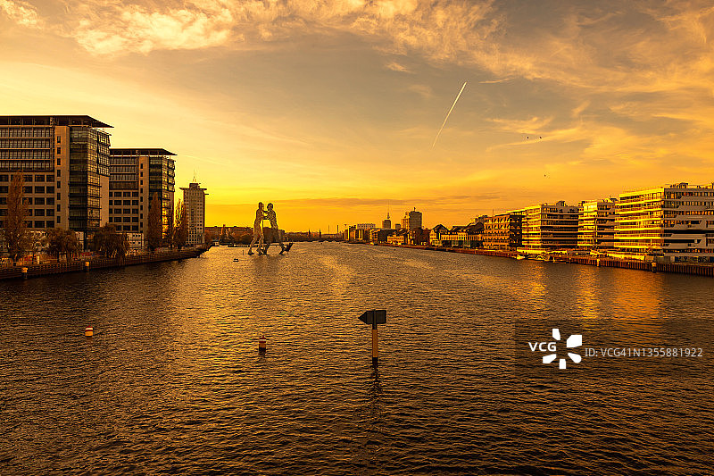 日落时分的柏林天际线（德国柏林克罗伊茨贝格-弗里德里希斯海因）图片素材