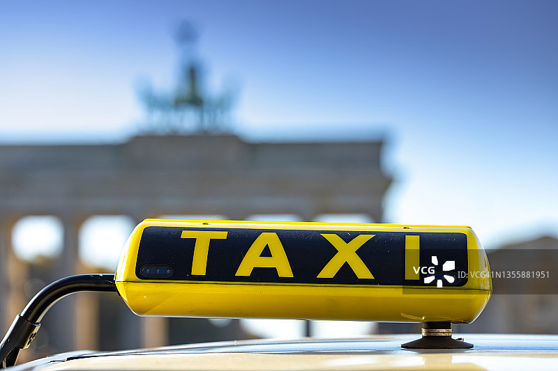 背景为勃兰登堡门的出租车标志（德国柏林）图片素材