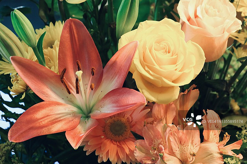 精品店内的什锦花束图片素材