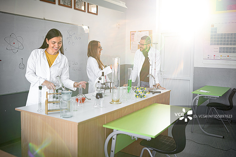 在实验室上课的STEM女学生图片素材