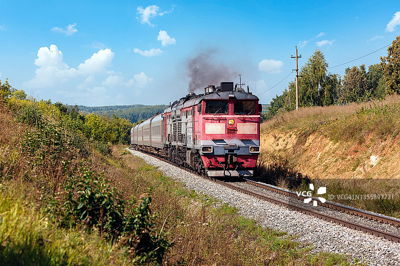 牵引客运列车的强大内燃机车图片素材