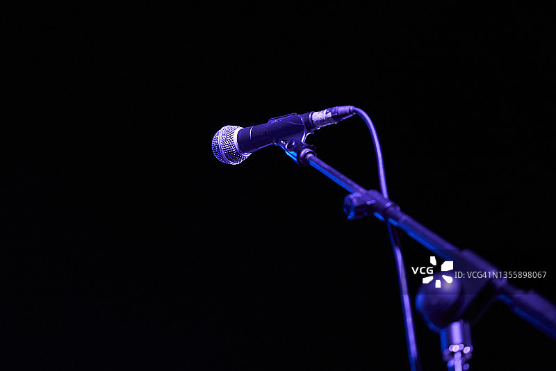 现场音乐会上舞台麦克风的仰视角度照片图片素材