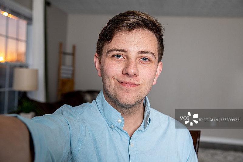 用智能手机自拍的年轻男人图片素材