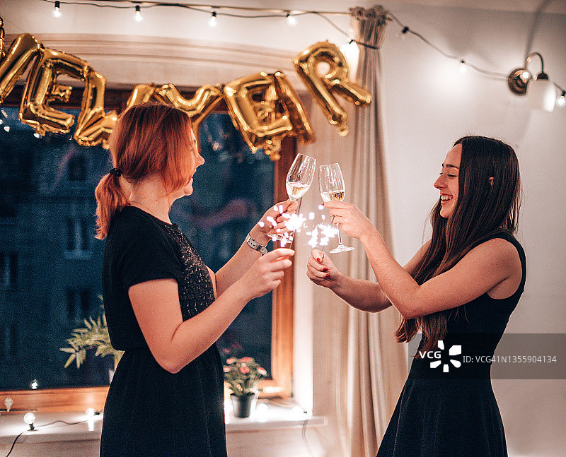 朋友们在家庆祝新年除夕图片素材