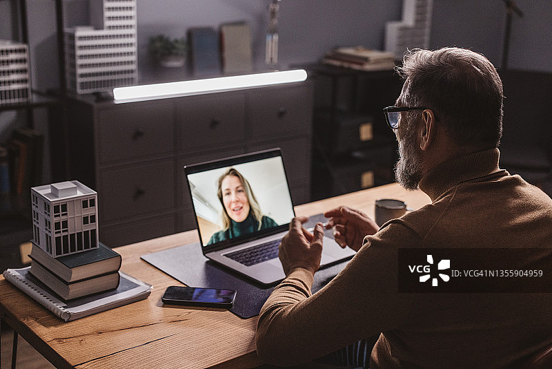 中年男人在办公室工作到深夜图片素材