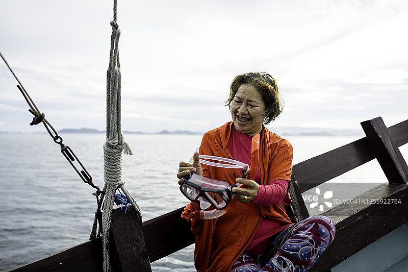 老年人在印度尼西亚东努沙登加拉科莫多国家公园度假时使用浮潜设备图片素材