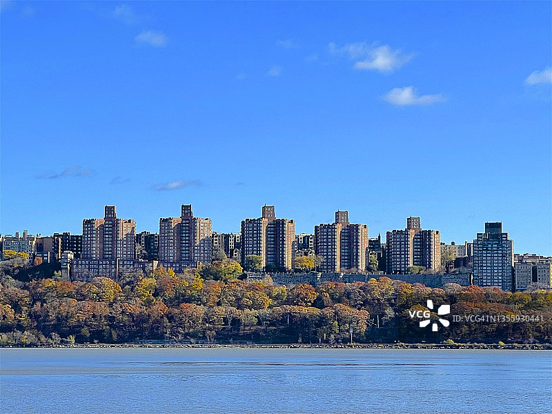 哈德逊河，华盛顿高地秋叶之上的公寓楼图片素材