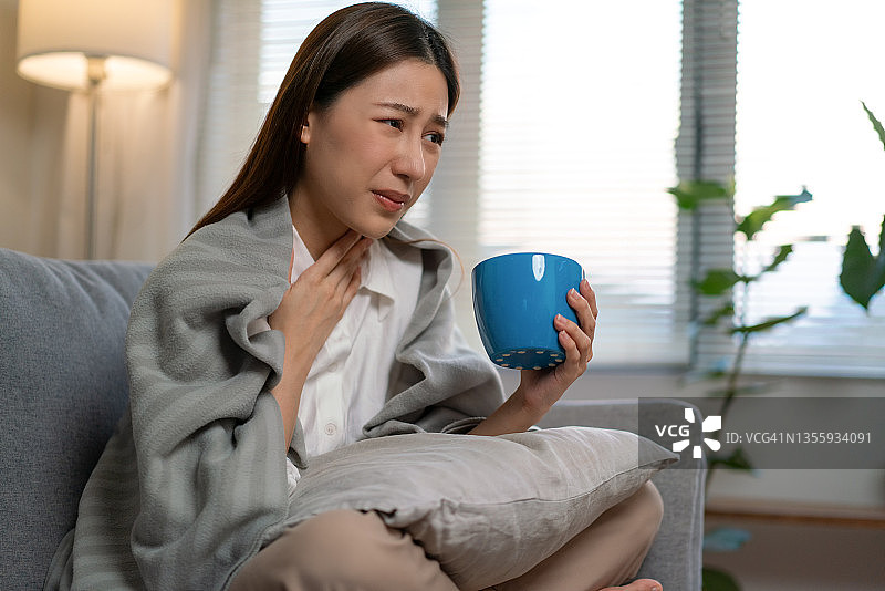 在家躺在床上，患流感的亚洲女性图片素材