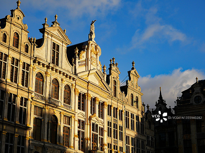 布鲁塞尔大广场上的古老房屋图片素材