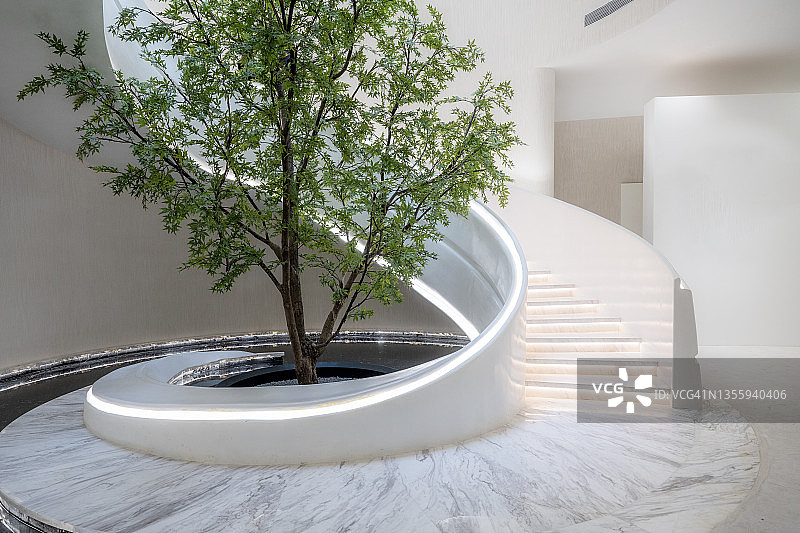 宽敞、干净、明亮的室内螺旋楼梯图片素材