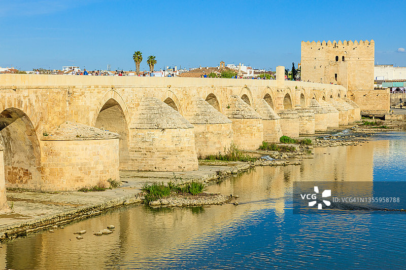 西班牙科尔多瓦的罗马桥图片素材