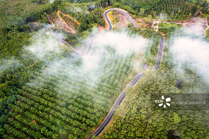 泰国宋卡府热带雨林山脉的晨雾航拍图片素材