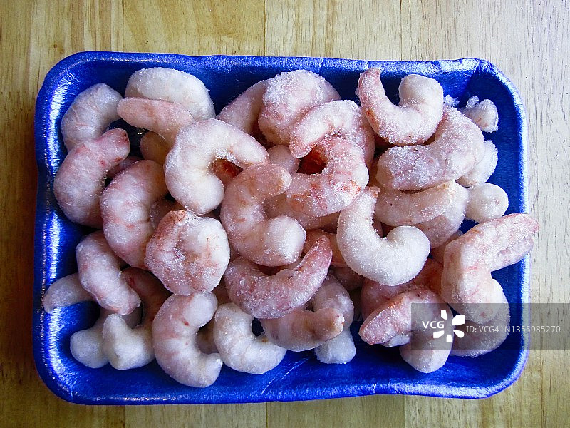 一盒打开的冷冻虾图片素材