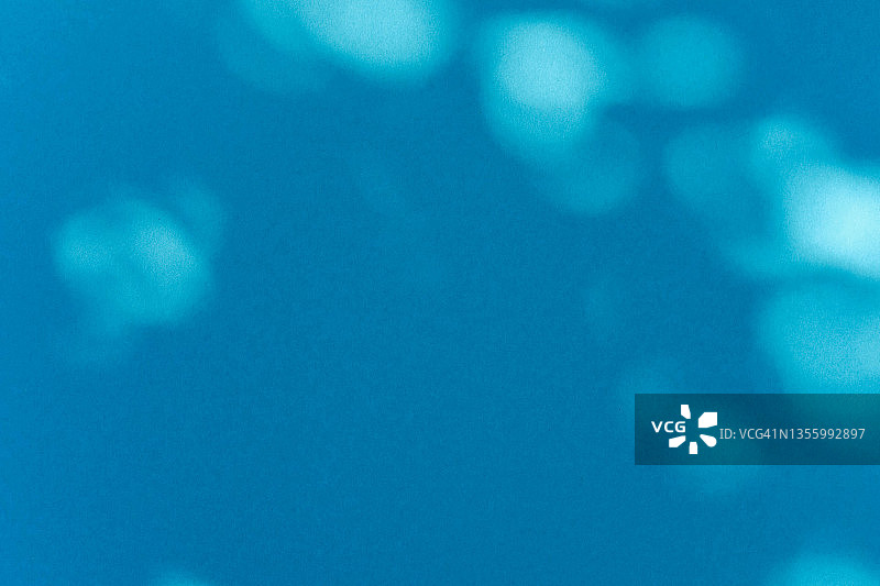 带有太阳耀斑的饱和蓝色背景图片素材