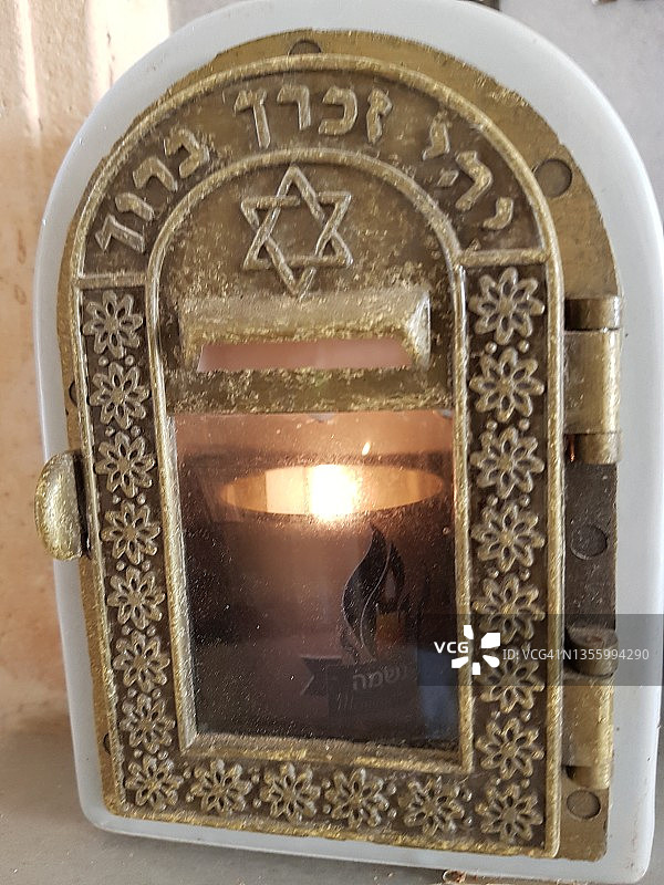 为逝者灵魂祈祷的点燃的蜡烛图片素材