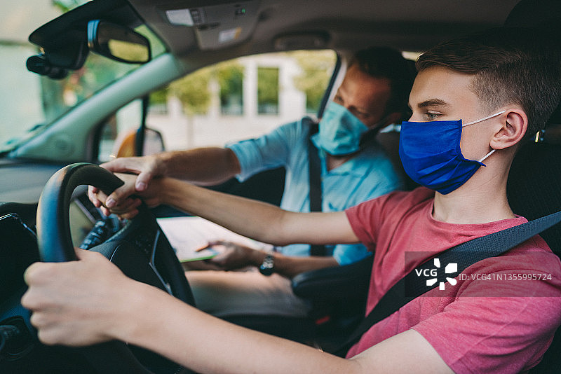 男孩考驾照图片素材