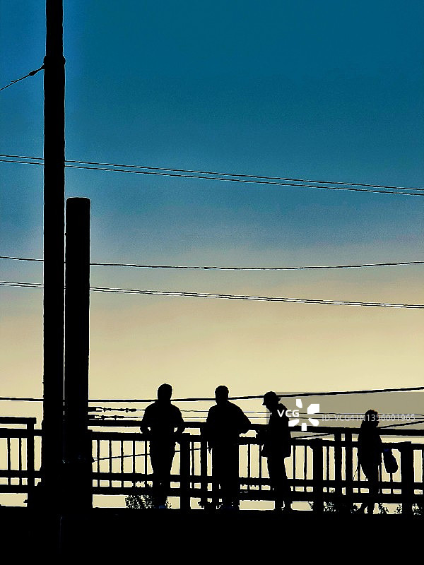 桥上交谈的人群图片素材