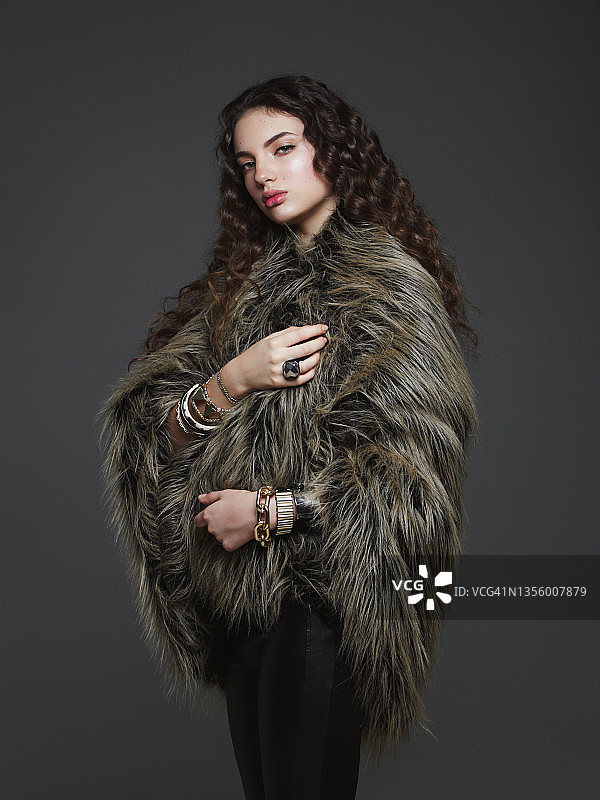 身穿仿皮草外套的时尚模特图片素材