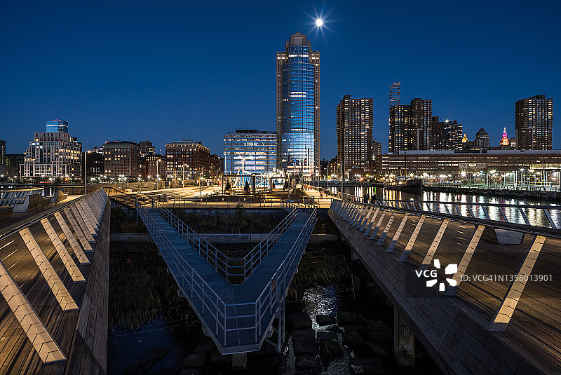 纽约2号码头和翠贝卡天际线的黄昏景色图片素材