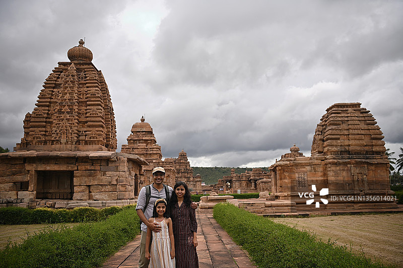 印度帕塔达卡尔古庙前的家庭人像图片素材