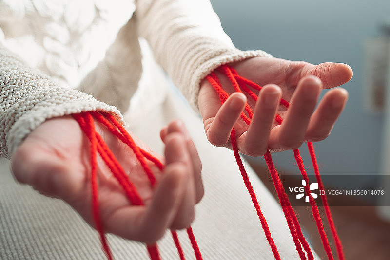 女人手持红绳的特写图片素材